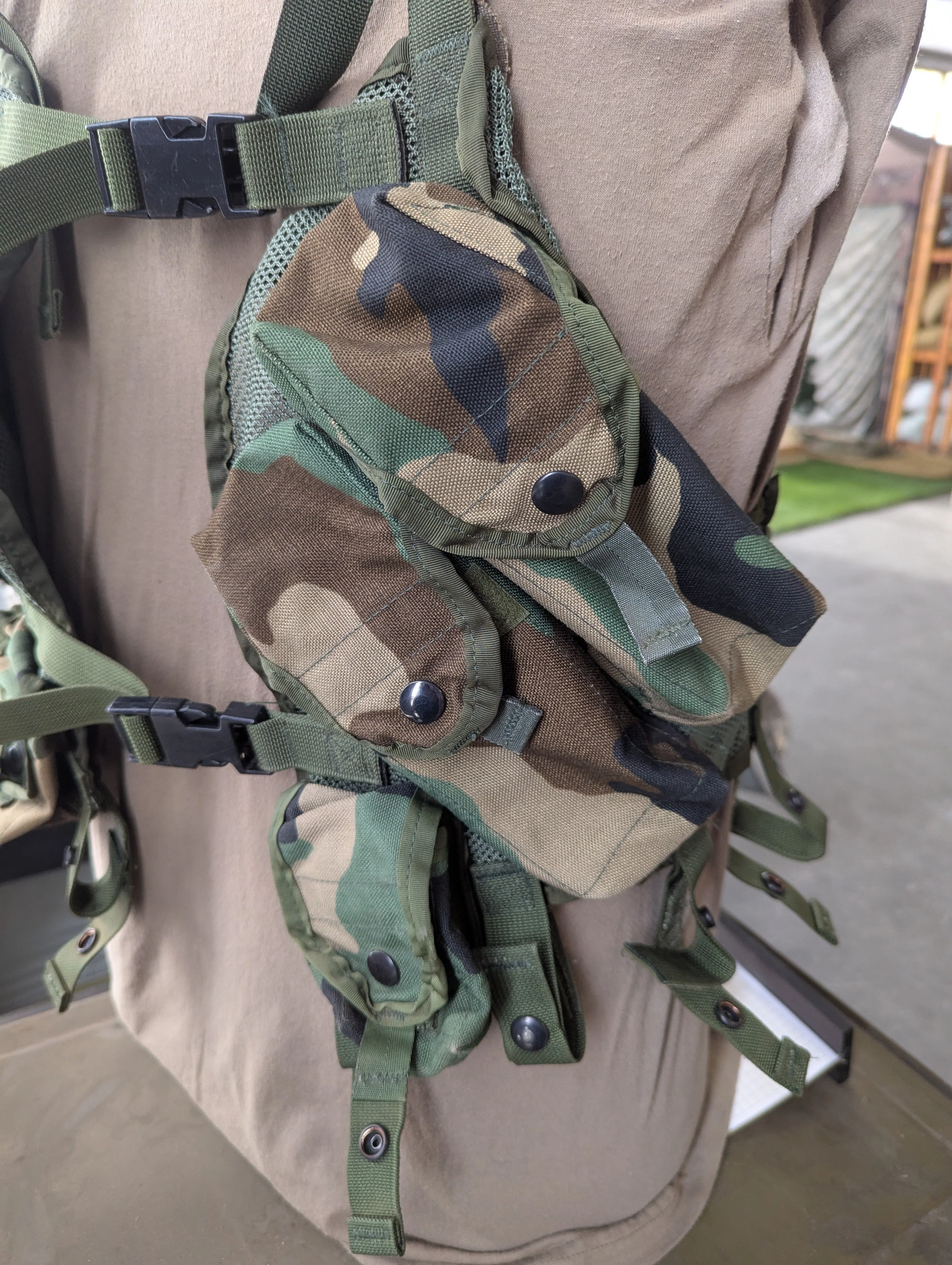 Tactical Load Bearing Vest - Image 3